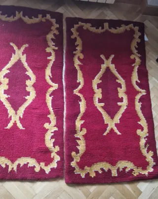 Alfombras de lana roja y dorada.