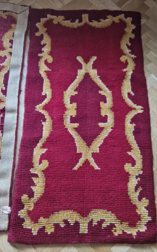 Alfombras de lana roja y dorada.