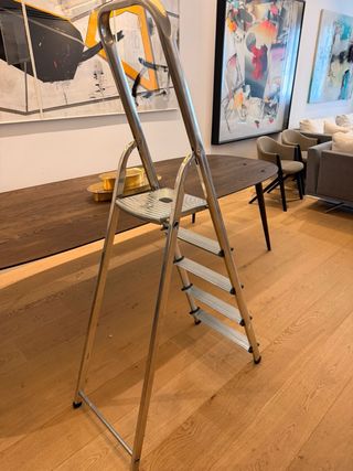 Escalera metálica plegable