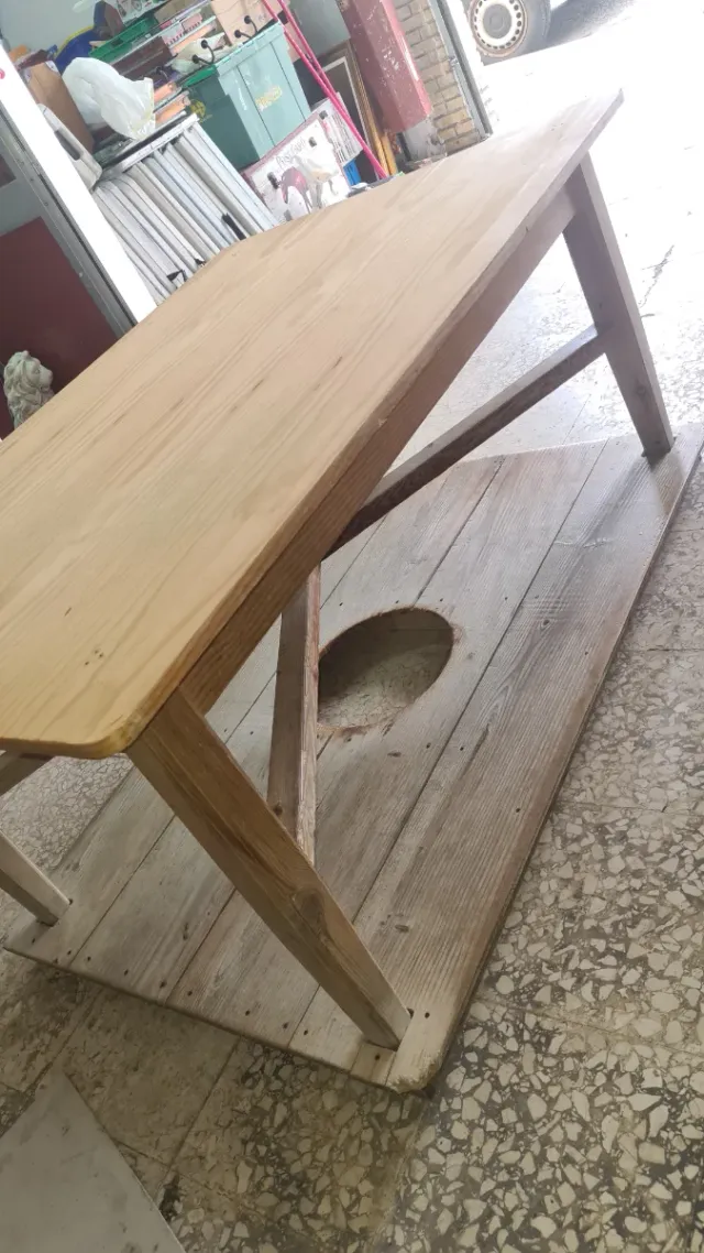 Mesa de comedor antigua de madera