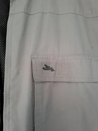 Chaleco beige/gris con múltiples bolsillos