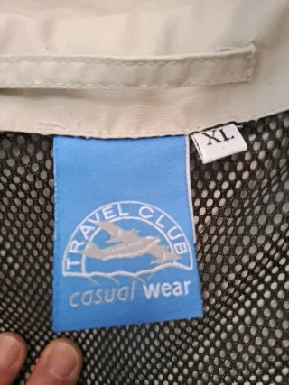 Chaleco beige/gris con múltiples bolsillos