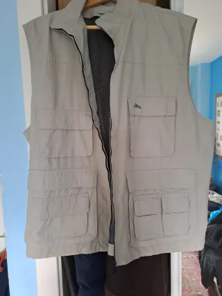 Chaleco beige/gris con múltiples bolsillos