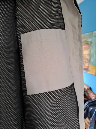 Chaleco beige/gris con múltiples bolsillos