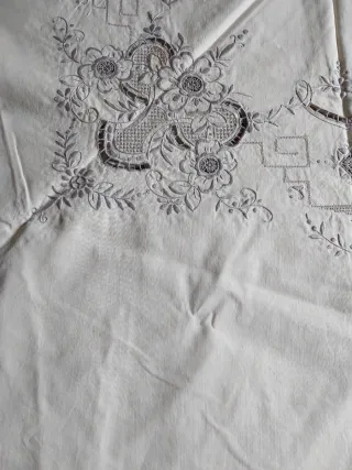 Mantel para mesa redonda de algodón bordado a mano