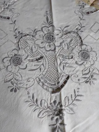 Mantel para mesa redonda de algodón bordado a mano