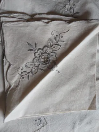 Mantel para mesa redonda de algodón bordado a mano