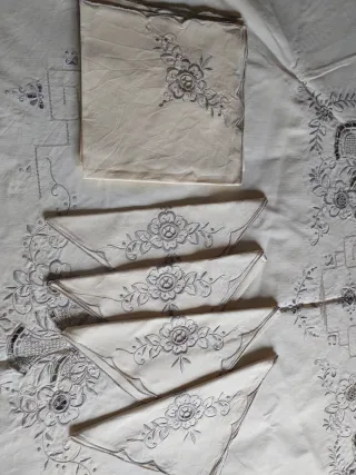 Mantel para mesa redonda de algodón bordado a mano