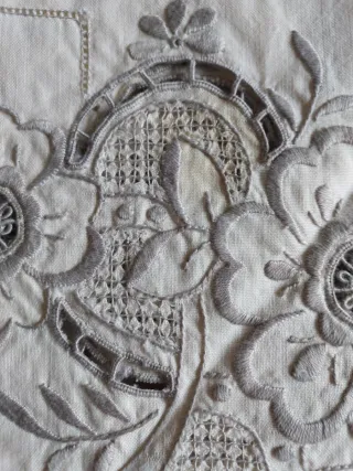 Mantel para mesa redonda de algodón bordado a mano