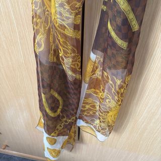 Fular estampado marrón y dorado