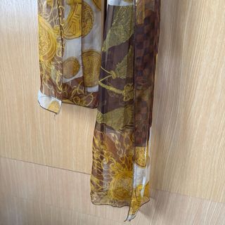 Fular estampado marrón y dorado