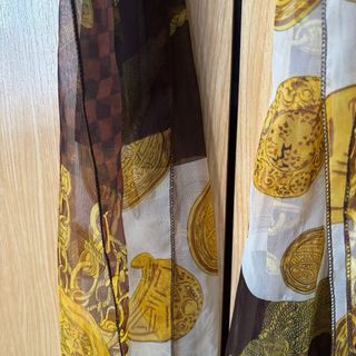 Fular estampado marrón y dorado