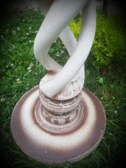 Antiguo pedestal de madera policromado