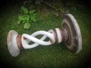 Antiguo pedestal de madera policromado