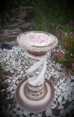 Antiguo pedestal de madera policromado