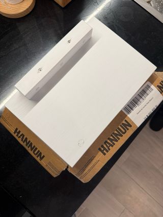 Mesita de noche flotante de madera