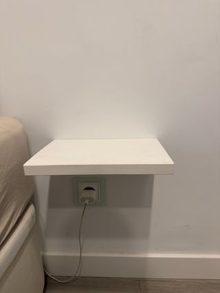 Mesita de noche flotante de madera