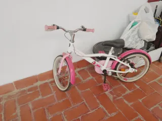 Bicicleta infantil rosa y blanca