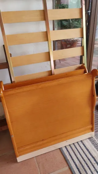 Cama individual con somier de madera