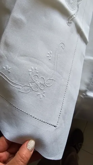 Completo letto matrimoniale lino ricamato a mano.