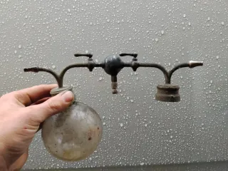 Lámpara antigua de aceite con dos quemadores