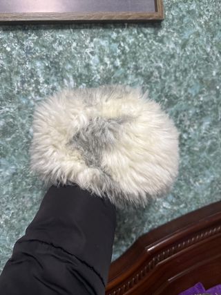 Gorro de pelo blanco y gris