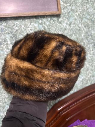 Gorro de pelo blanco y gris