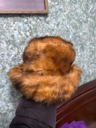 Gorro de pelo blanco y gris