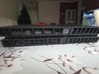 PS4 (PlayStation 4) + 3 Mandos Negros