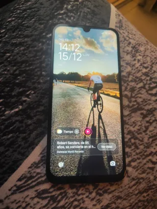 Funda Móvil Morada y Teléfono Negro