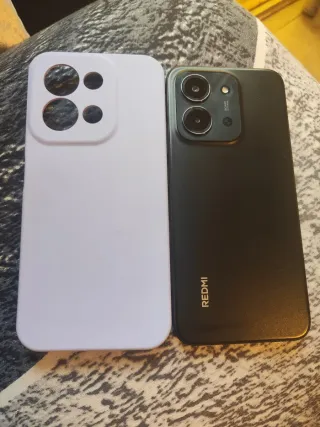 Funda Móvil Morada y Teléfono Negro