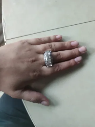 Anillo plateado con circonitas