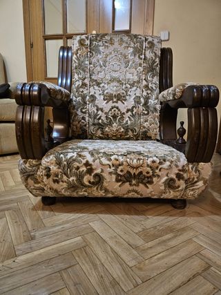 Sillón vintage madera y tapizado floral.