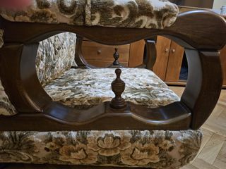 Sillón vintage madera y tapizado floral.