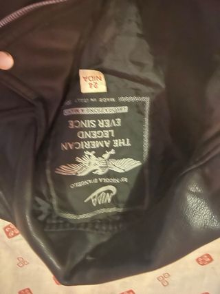 Chaqueta de cuero negra estilo motero