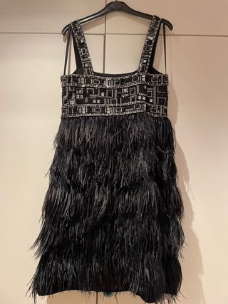 Vestido fiesta negro con pedrería y plumas