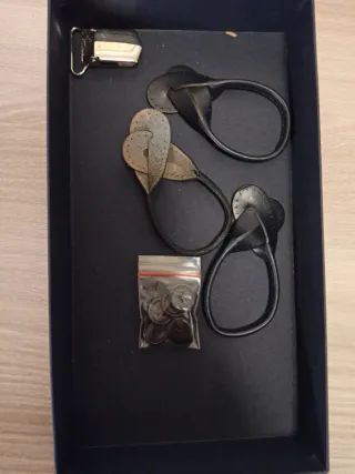 Bretelle blu con strisce arancioni