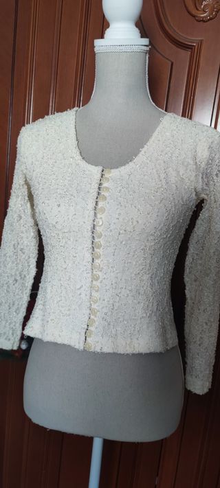 Chaquetita punto bordada blanca