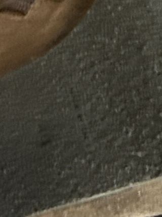 Stivali alti in camoscio marrone con il tacco