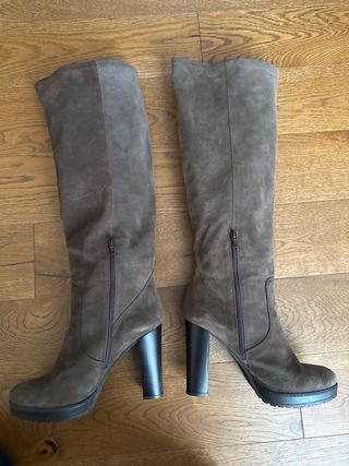 Stivali alti in camoscio marrone con il tacco