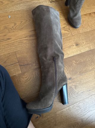 Stivali alti in camoscio marrone con il tacco