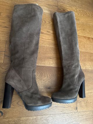 Stivali alti in camoscio marrone con il tacco