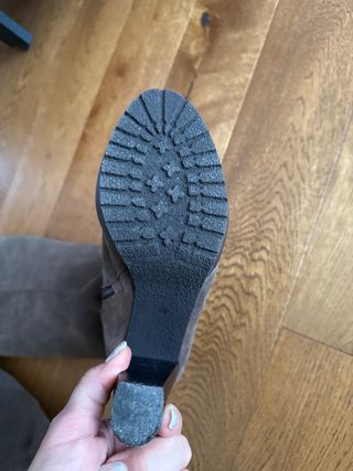 Stivali alti in camoscio marrone con il tacco