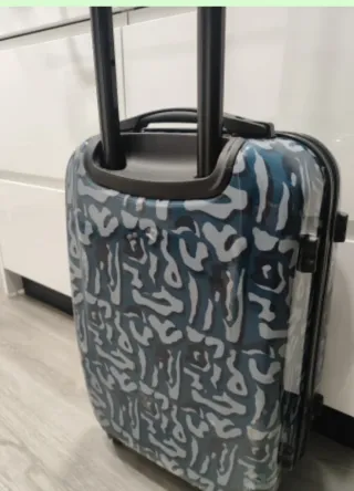 Maleta de viaje azul y gris