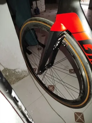 Rueda delantera carbono 893g