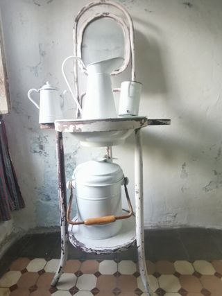 Lavabo antiguo pie espejo y accesorios