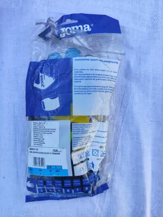 Guantes de portero Joma y espinilleras lotto.