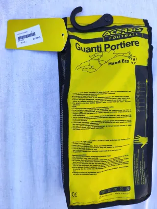 Guantes de portero Joma y espinilleras lotto.