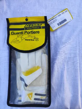 Guantes de portero Joma y espinilleras lotto.