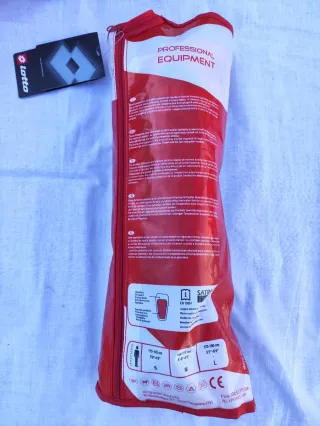 Guantes de portero Joma y espinilleras lotto.